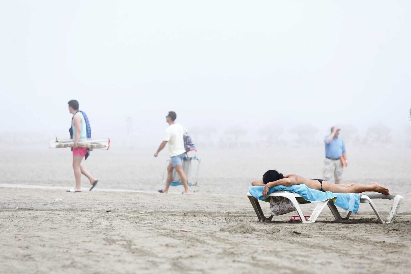 Fotos del taró que sume a Málaga bajo una densa niebla este lunes
