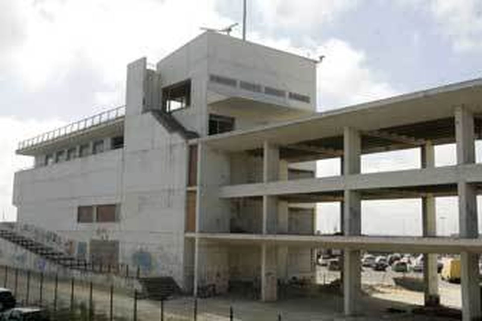 El edificio de la Ciudad del Mar se encuentra sin uso desde hace 15 años. /Lourdes de Vicente