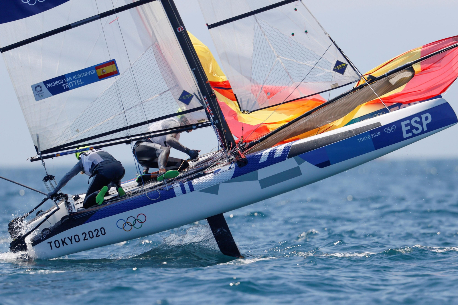 El Nacra 17 de Tara Pacheco y Florian Trittel, en acción.