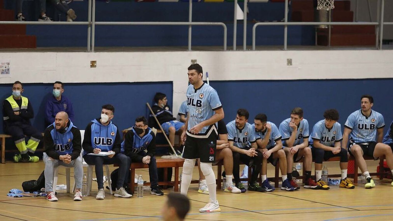 Lucas Pérez, de pie delante del banquillo, durante el ULB-El Pinar del pasado sábado