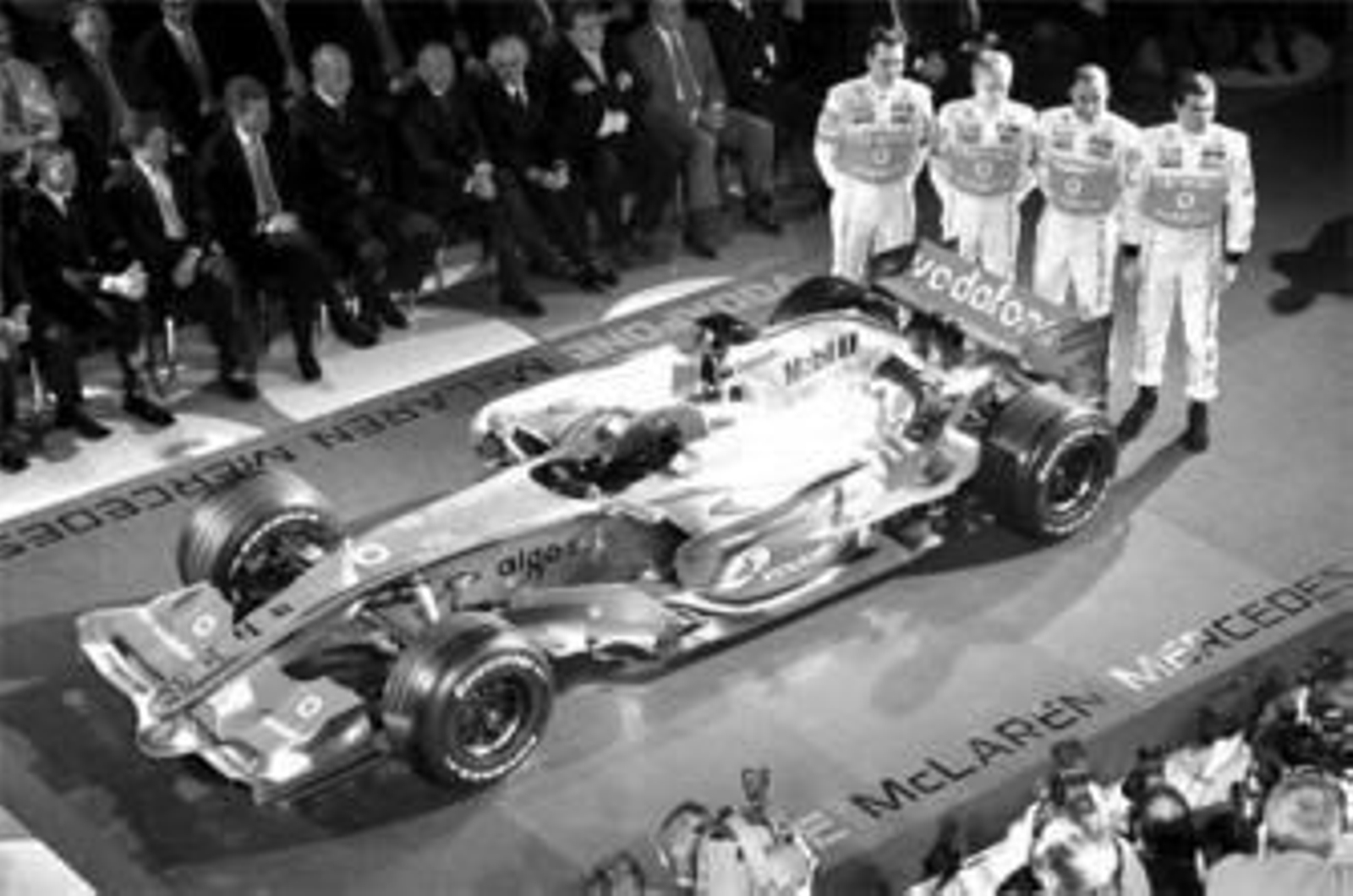 Los cuatro pilotos de McLaren-Mercedes posan con el nuevo monoplaza.