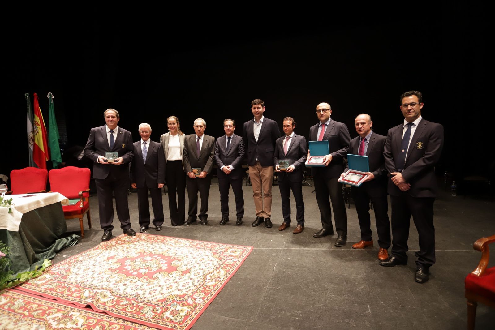 Foto de familia con todos los premiados y autoridades asistentes a ese importante acto que en torno al toreo acogió en Valverde del Camino el Teatro Puerta del Andévalo.