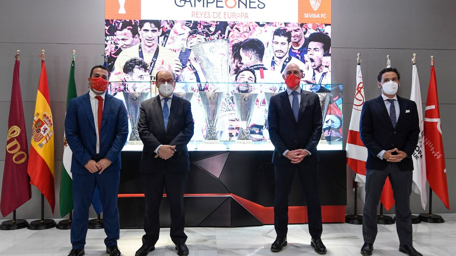 Los protagonistas posan ante los seis trofeos de la UEFA Europa League ganados por el Sevilla.