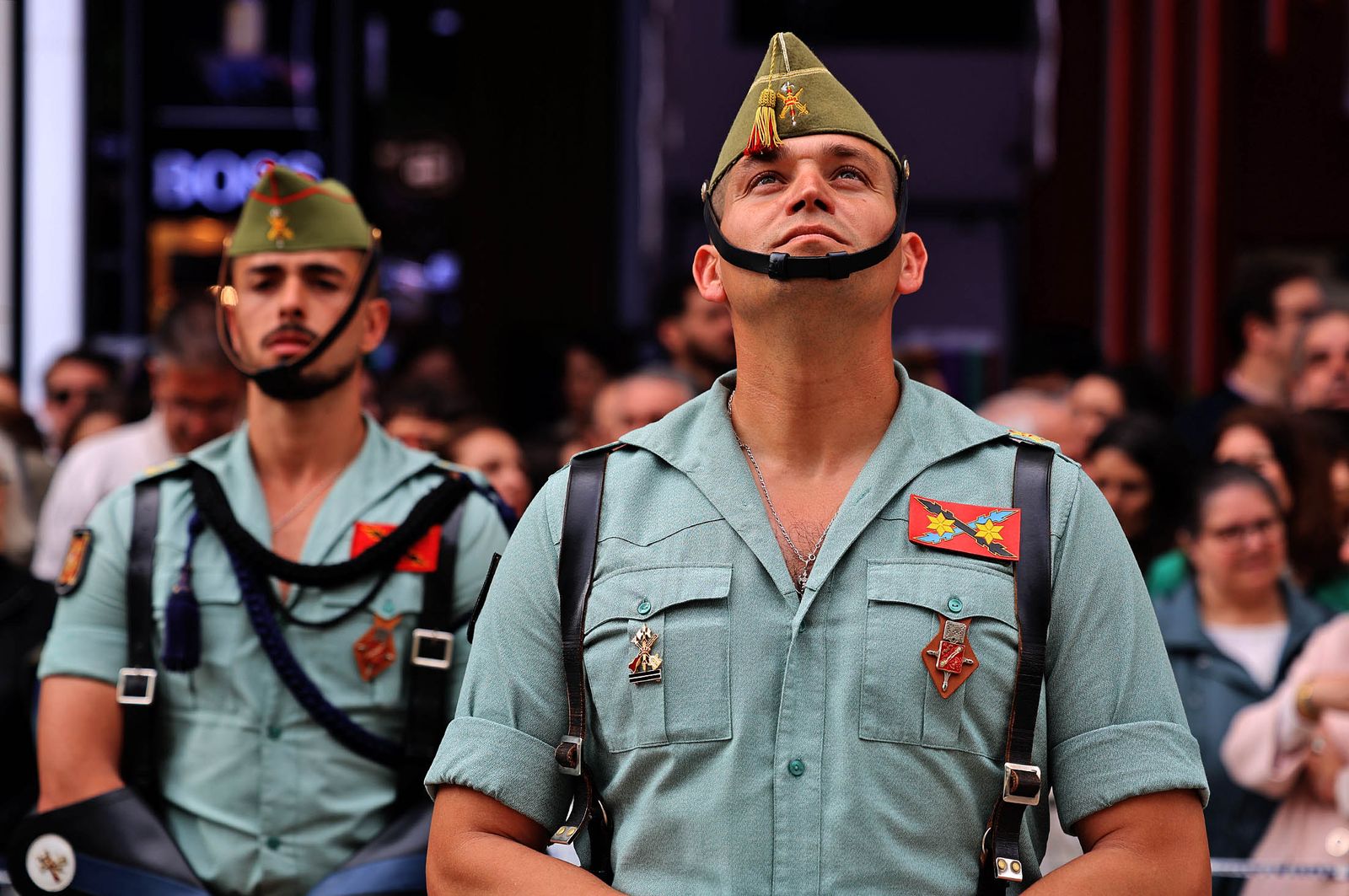 Sábado de Pasión: Imágenes de la procesión del Cristo de la Vera+Cruz portado por el Grupo de Caballería Ligero Acorazado 'Reyes Católicos' II de la Legión de Ronda