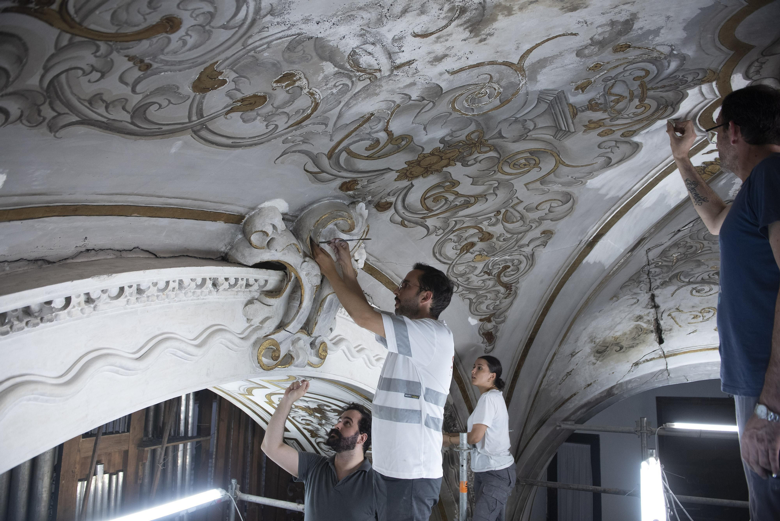 Todas las imágenes de la restauración de las pinturas en la Parroquia de la Magdalena