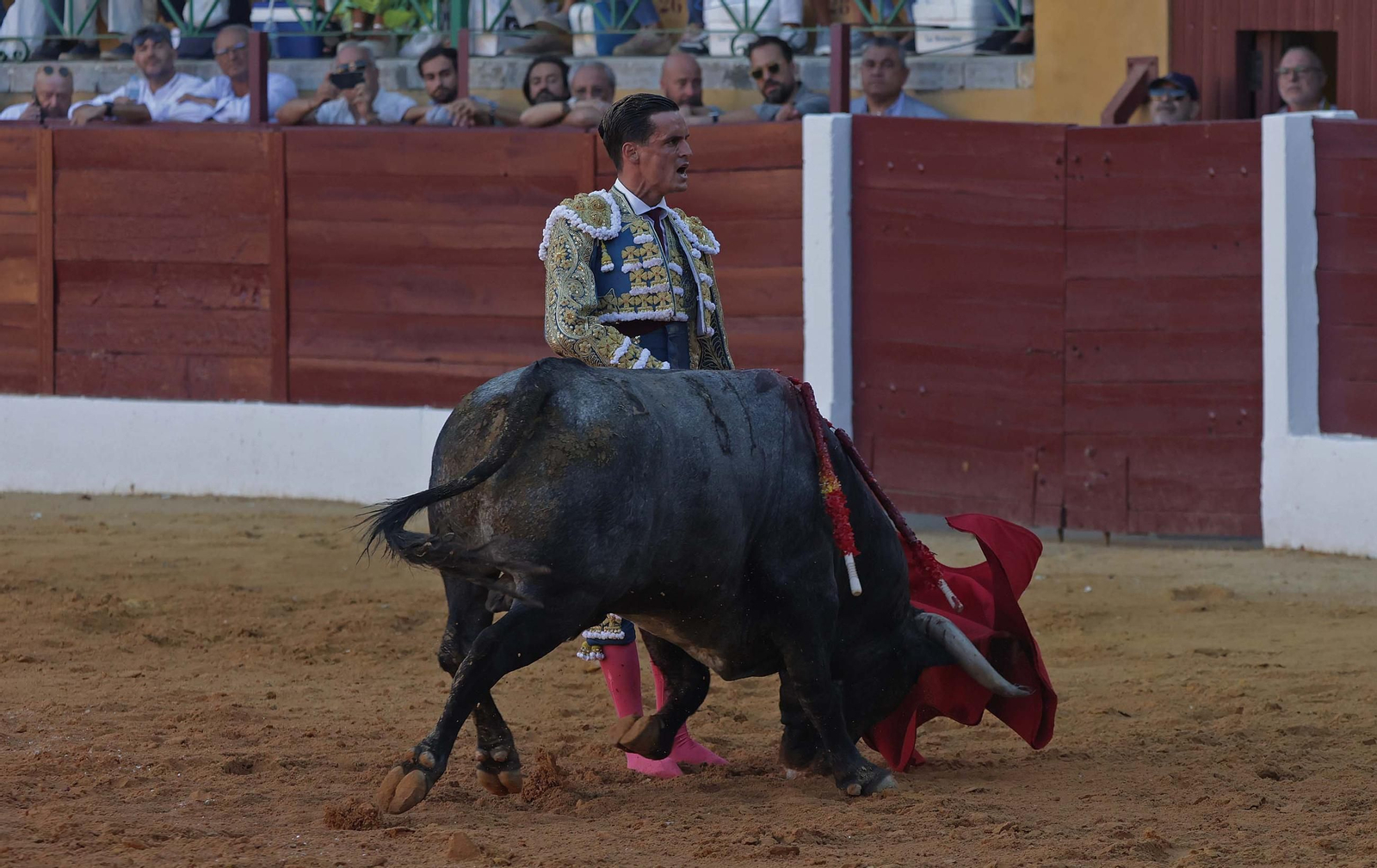 Fotos de la corrida del domingo de la Feria de La Línea: Emilio de Justo y David Galván