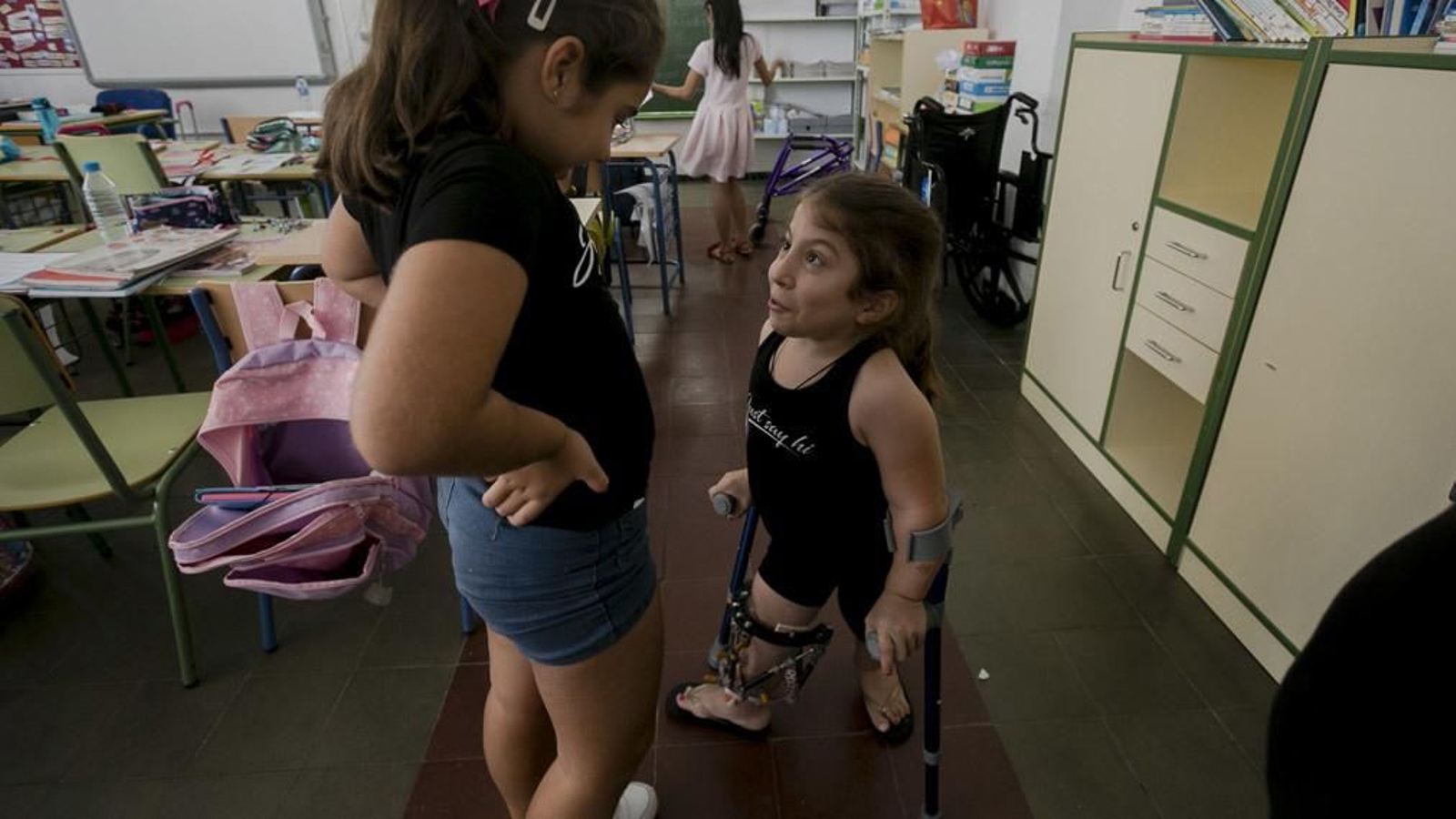 Marcela conversa con una compañera de clase.
