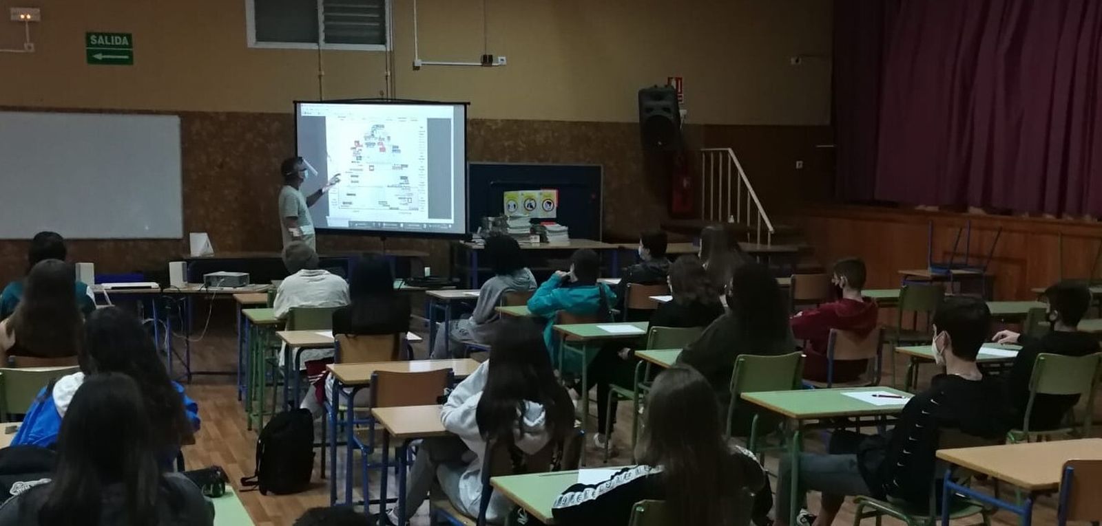 Clase impartida por un periodista de la APC de alfabetización mediática.