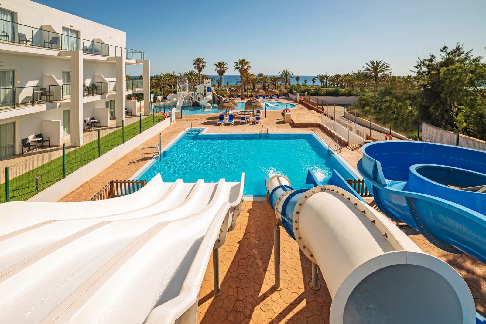 Zona de Aquapark, con toboganes, tubos y pistas rápidas para toda la familia.