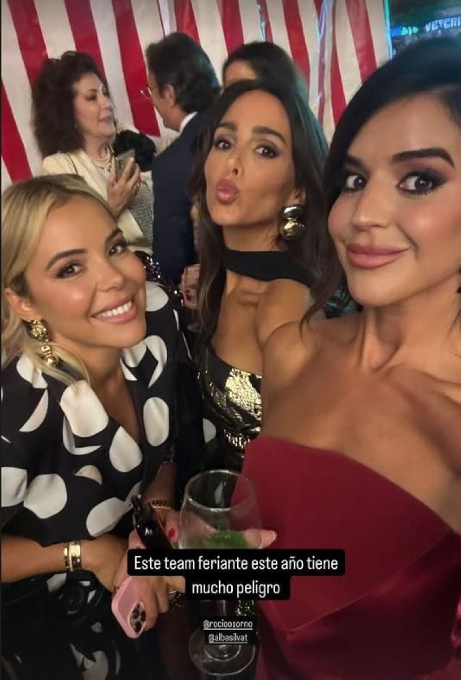 Rocío Osorno, Macarena Silva y Alba Silva en la noche del pescaíto.