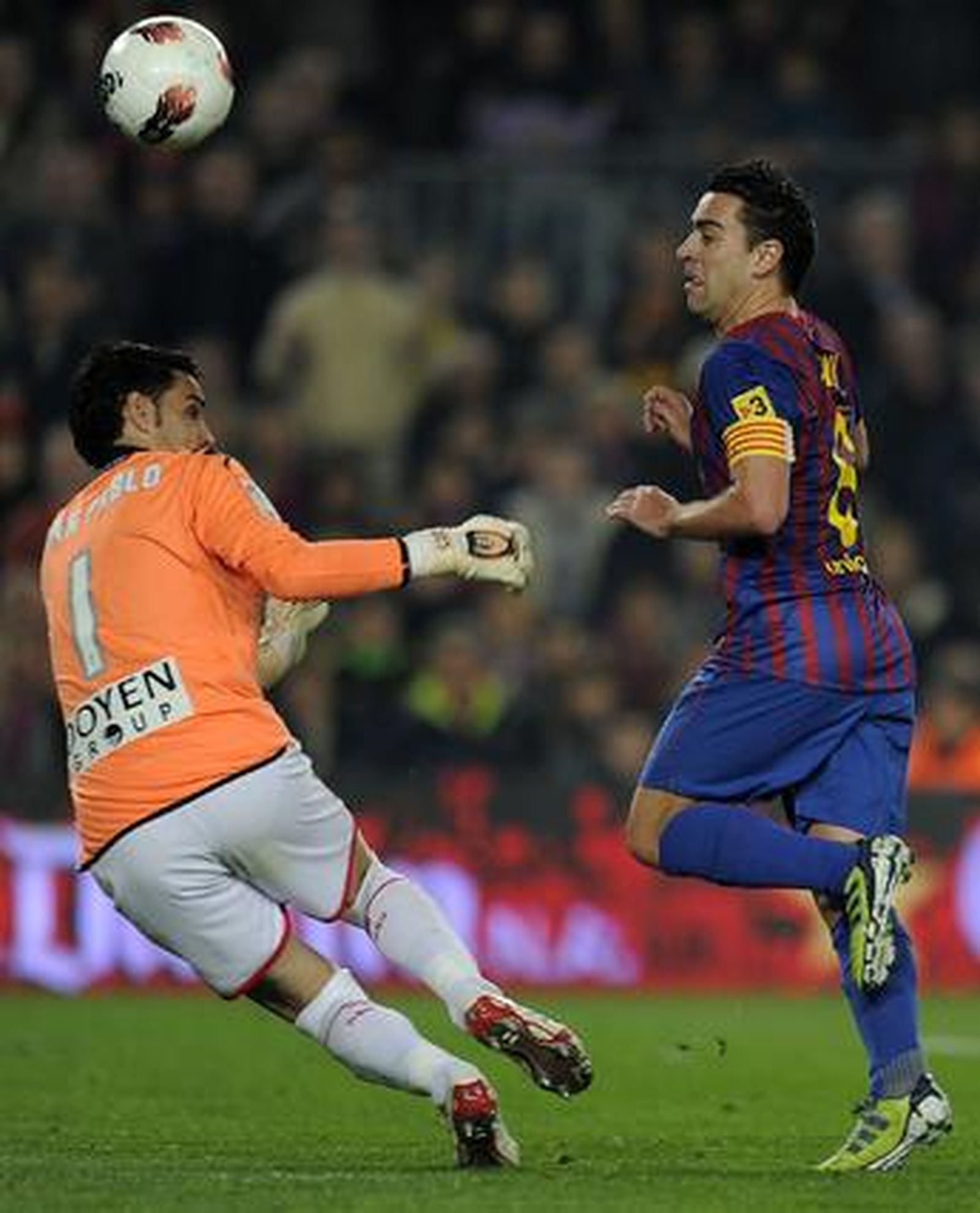 El Barcelona sufre para ganar con diez al Sporting de Gijón. / AFP