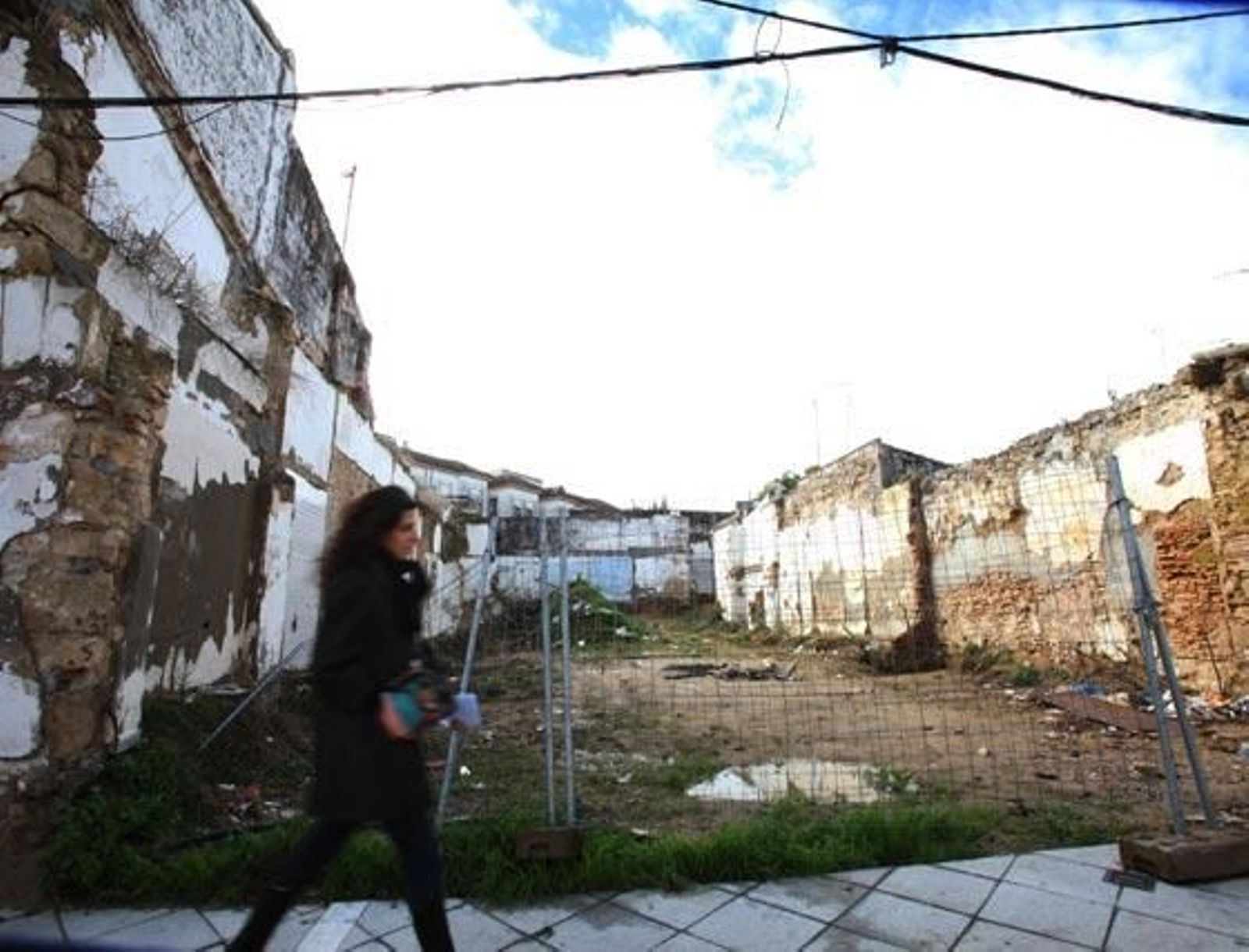 Un enorme solar, ‘abierto al público’, en plena Taxdirt. 

Foto: Vanesa Lobo
