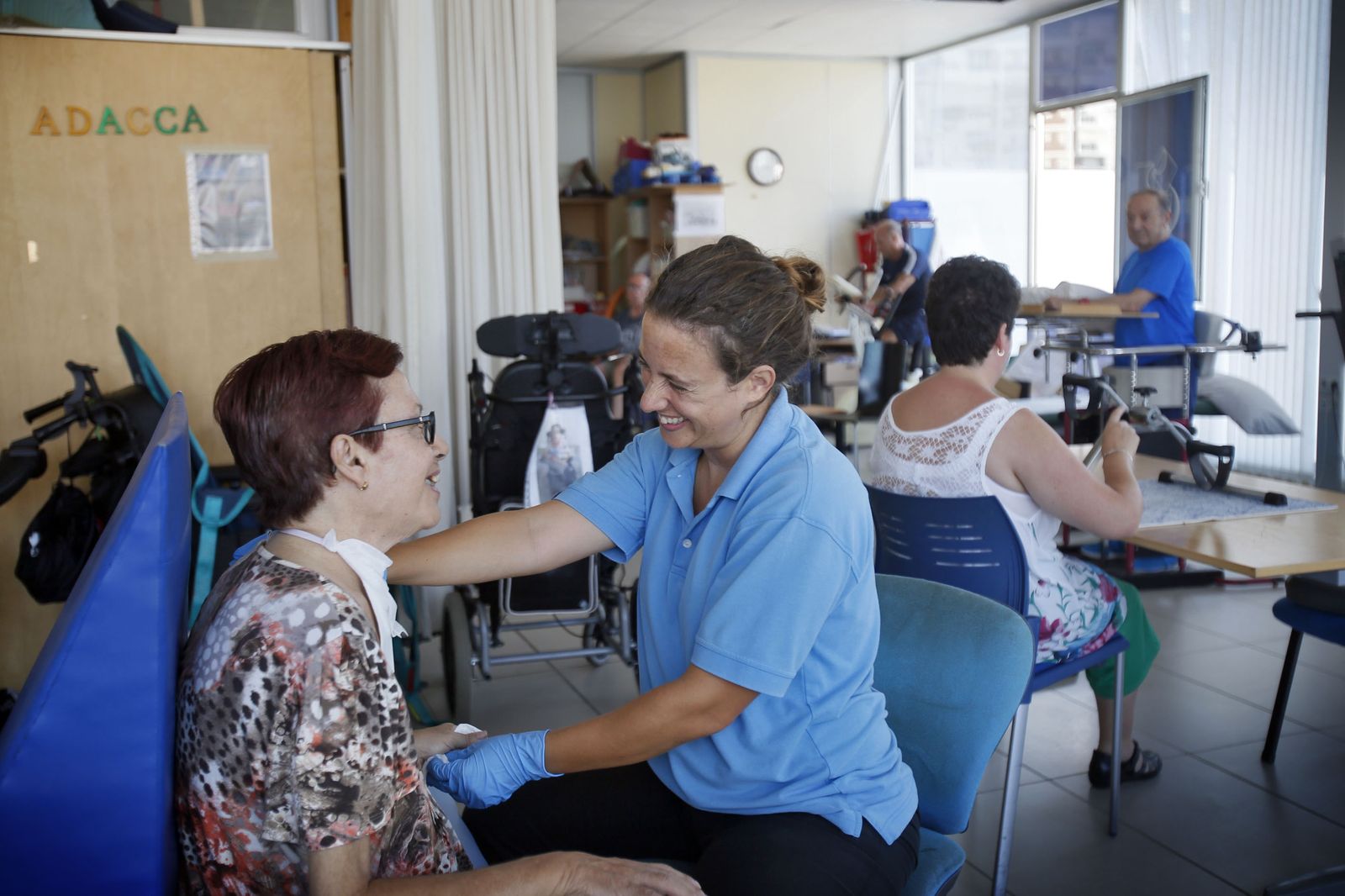 Distintas imágenes de la sala de rehabilitación de ADACCA esta semana.