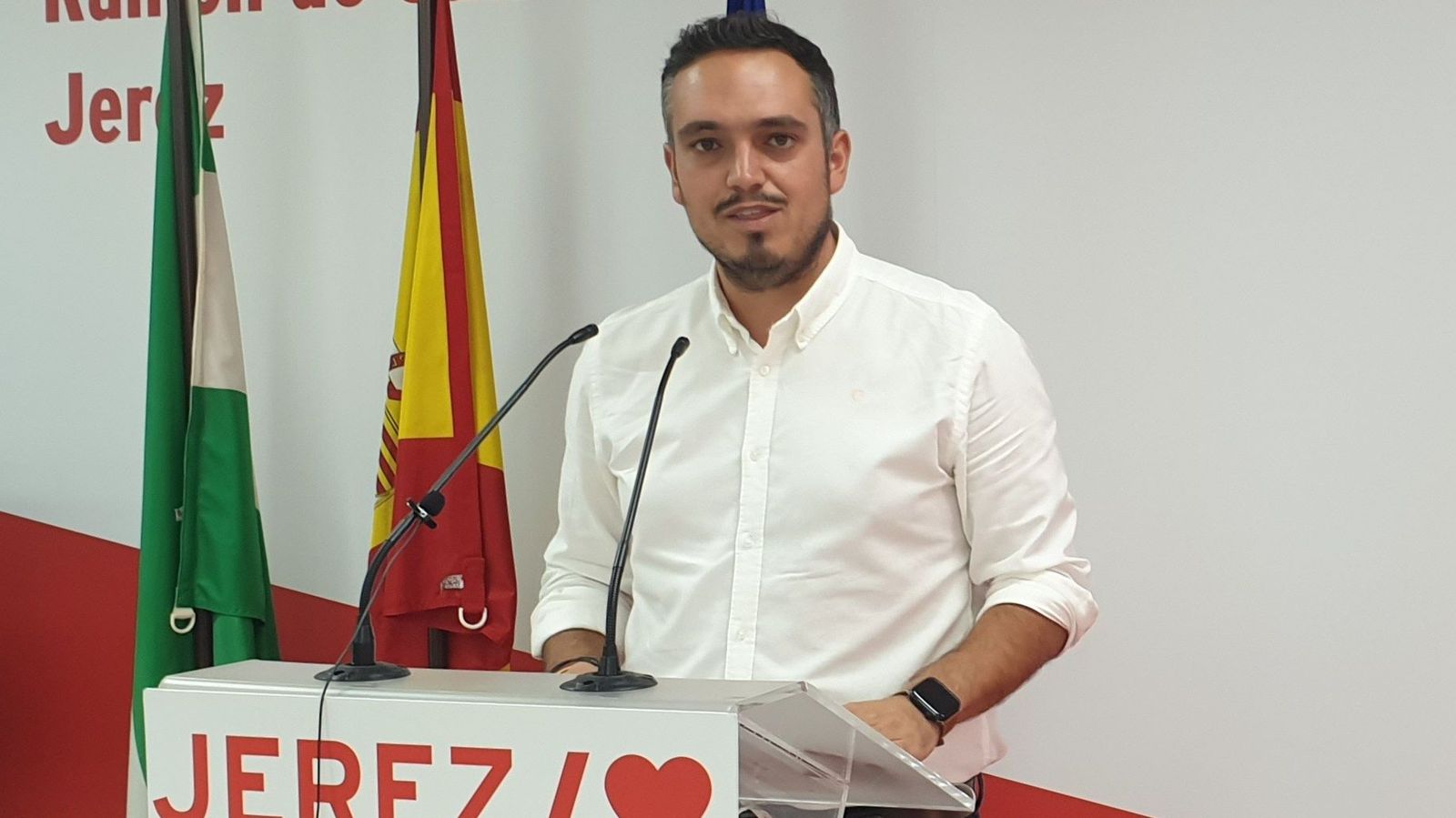 El concejal socialista Jesús Alba, durante la rueda de prensa.