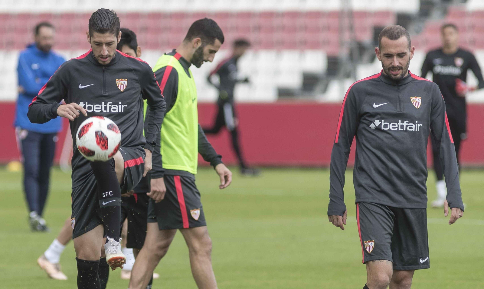 Escudero y Aleix Vidal, dos de los que pueden volver al once del Sevilla ante el Villanovense.