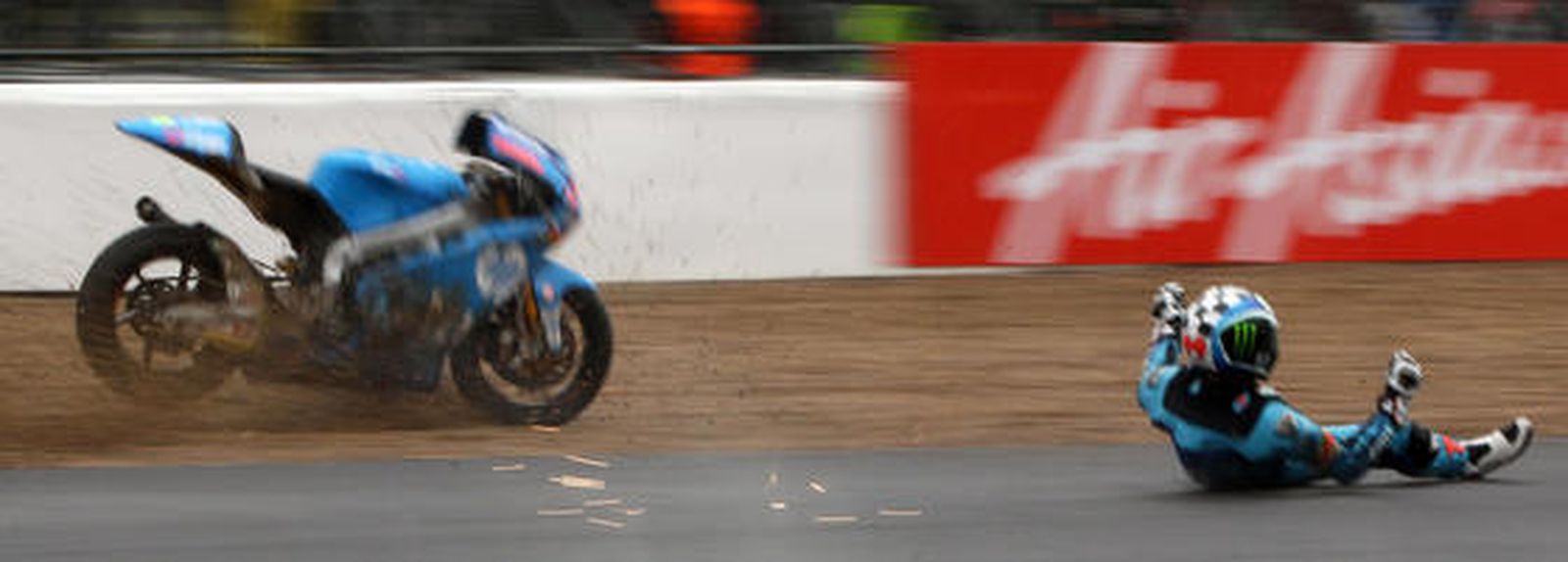 Pol Espargaró se va al suelo.

Foto: AFP Photo