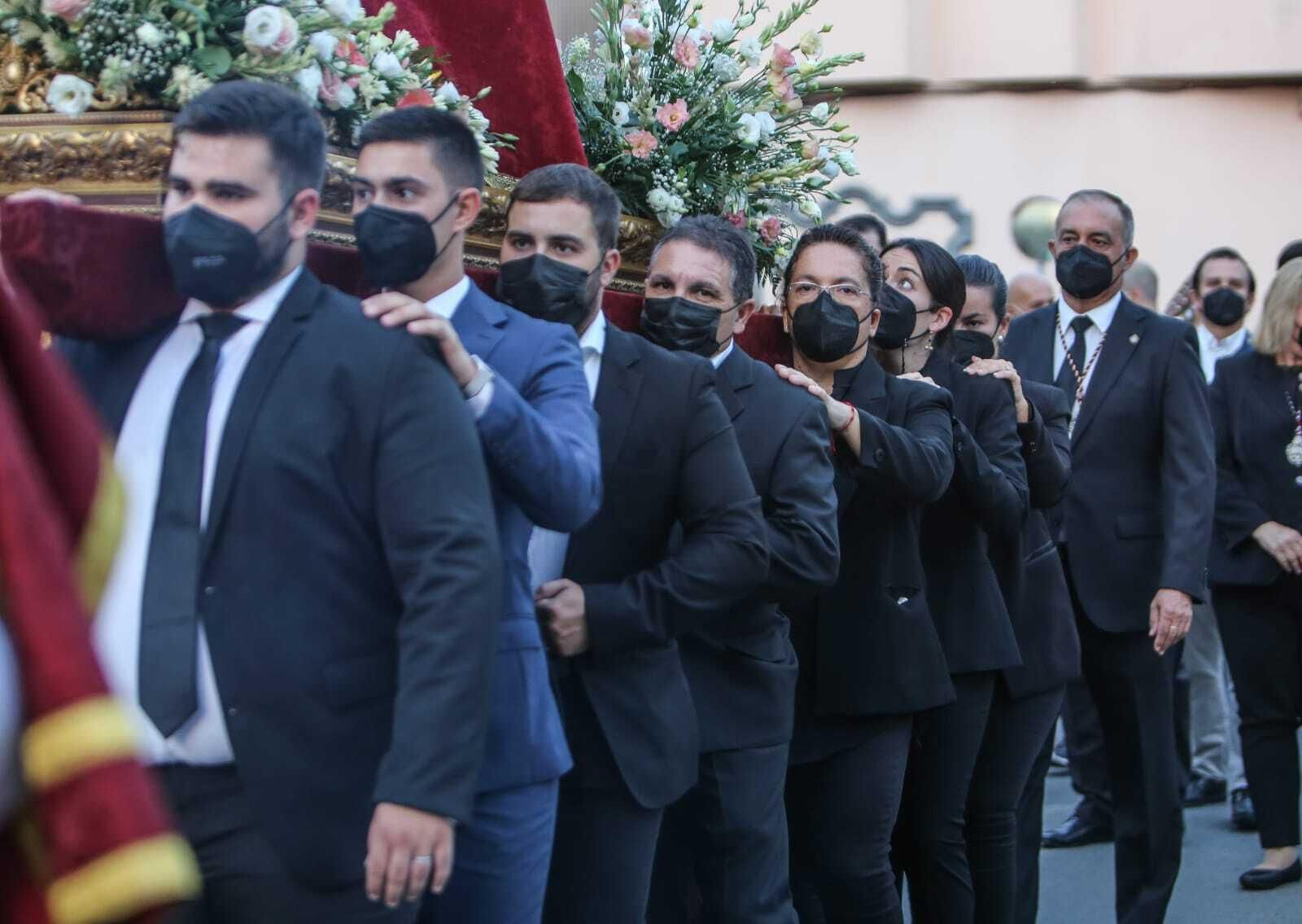 Primera salida de una imagen cofrade por las calles de Chiclana desde el inicio de la pandemia.