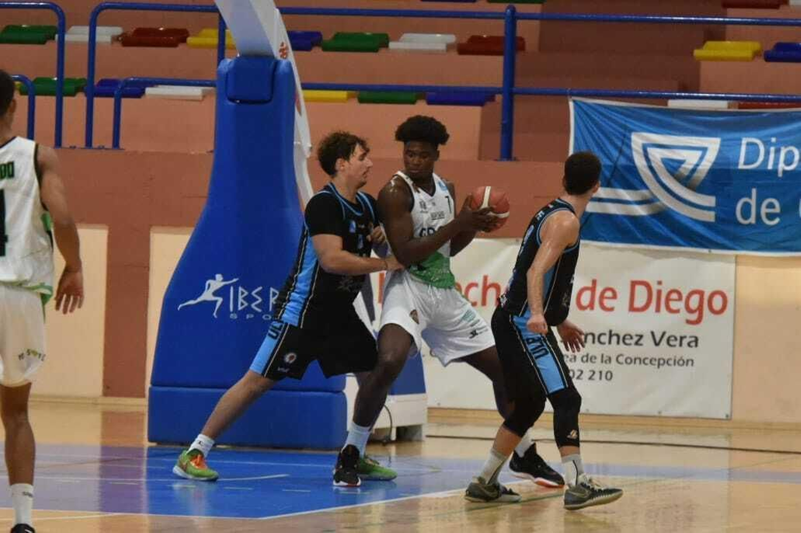 Álex Valor defiende al visitante Dos Santos en la final de la Copa Diputación Álex Valor defiende al visitante Dos Santos en la final de la Copa Diputación
