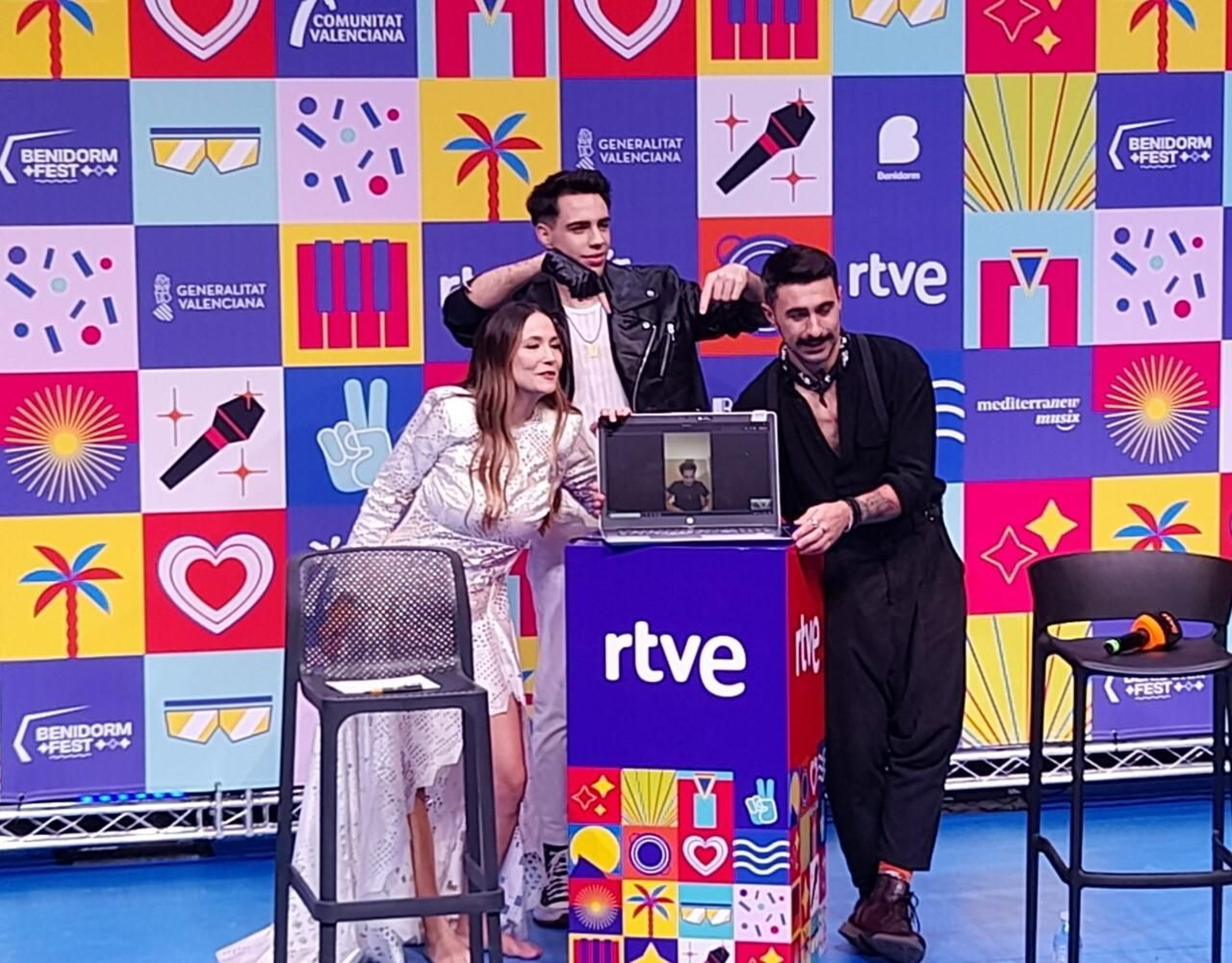 Los finalistas del Benidorm Fest del jueves, con Gonzalo Hermida a través del portátil