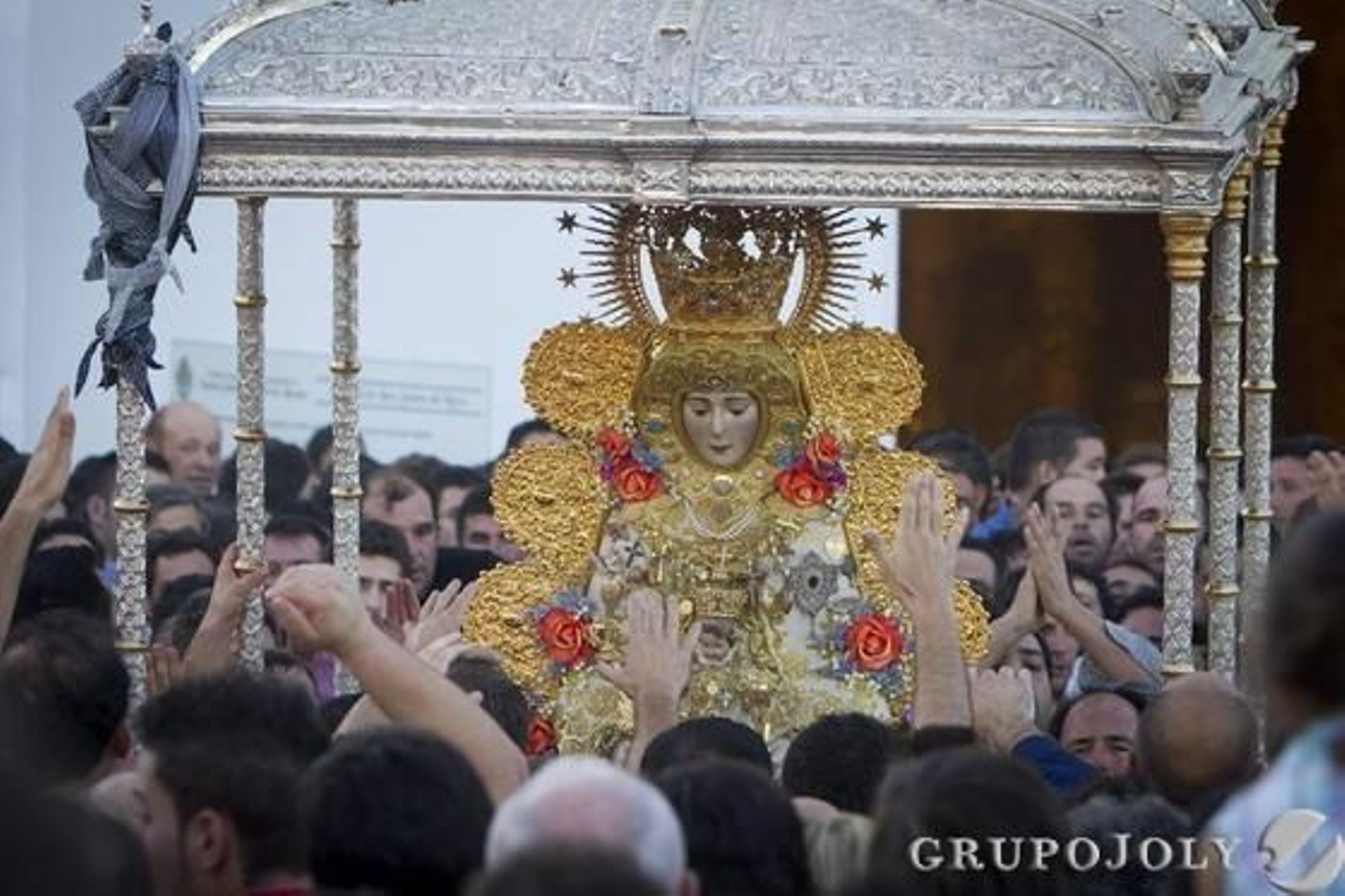 La Virgen del Rocío vuelve a su templo de imprevisto en la procesión más corta de su historia. / EFE La Virgen del Rocío vuelve a su templo de imprevisto en la procesión más corta de su historia. / EFE