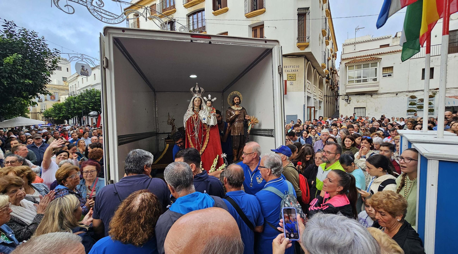 La Virgen de la Luz, patrona de Tarifa, regresa a su santuario entre el fervor y la lluvia