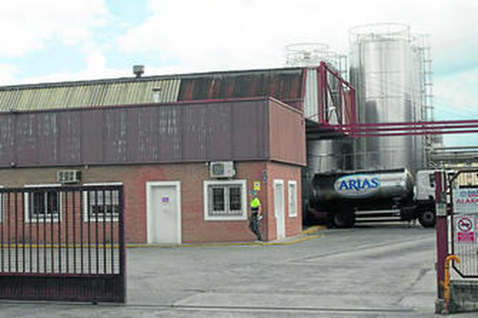 Un trabajador en el interior de la fábrica, ayer.