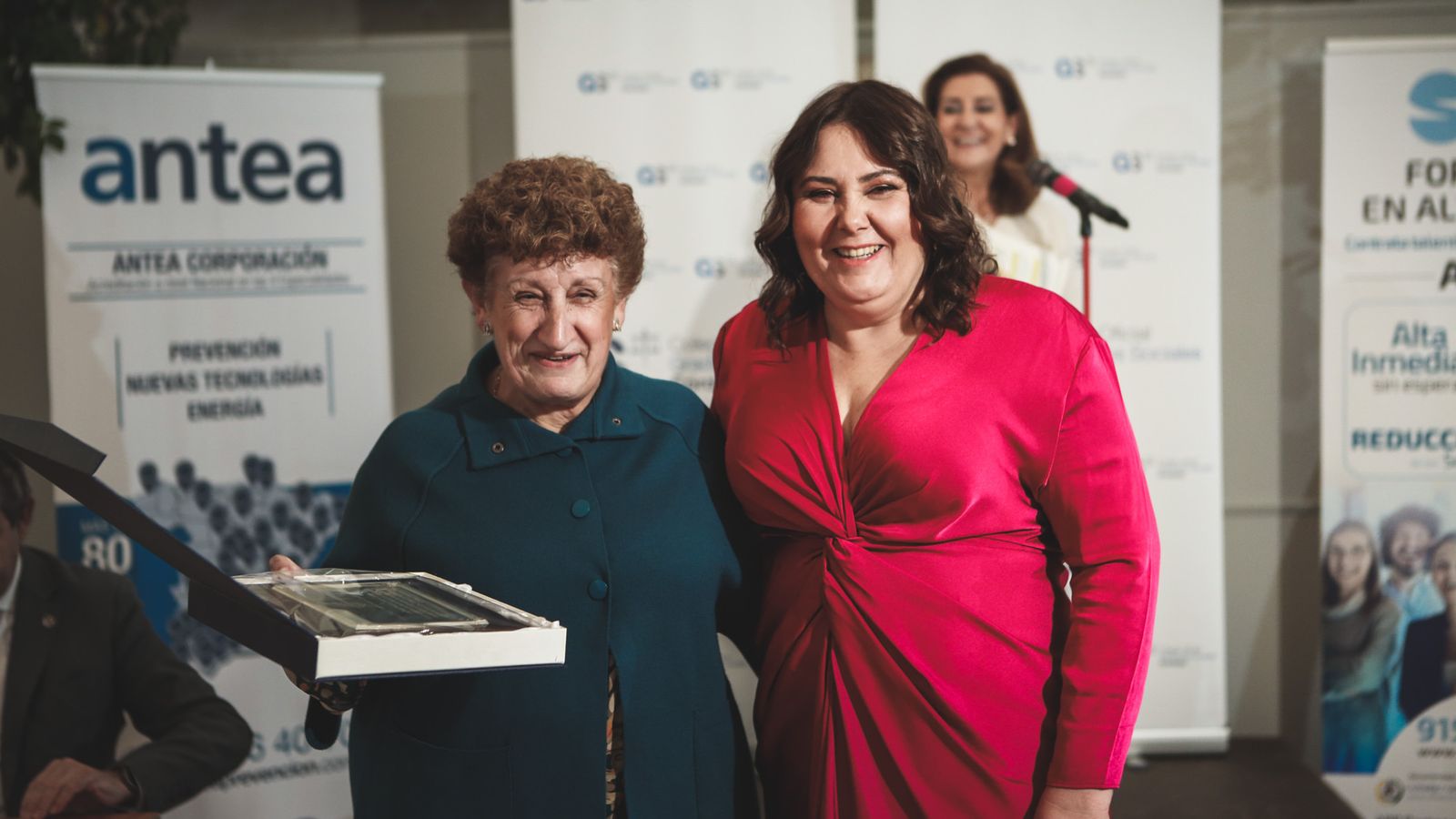 Instante de la entrega de la entrega de una placa de Honor a María Francisca Calderón Caballero por parte de la presidenta del Colegio Oficial de Graduados Sociales de Córdoba, Carmen María Castro Coto