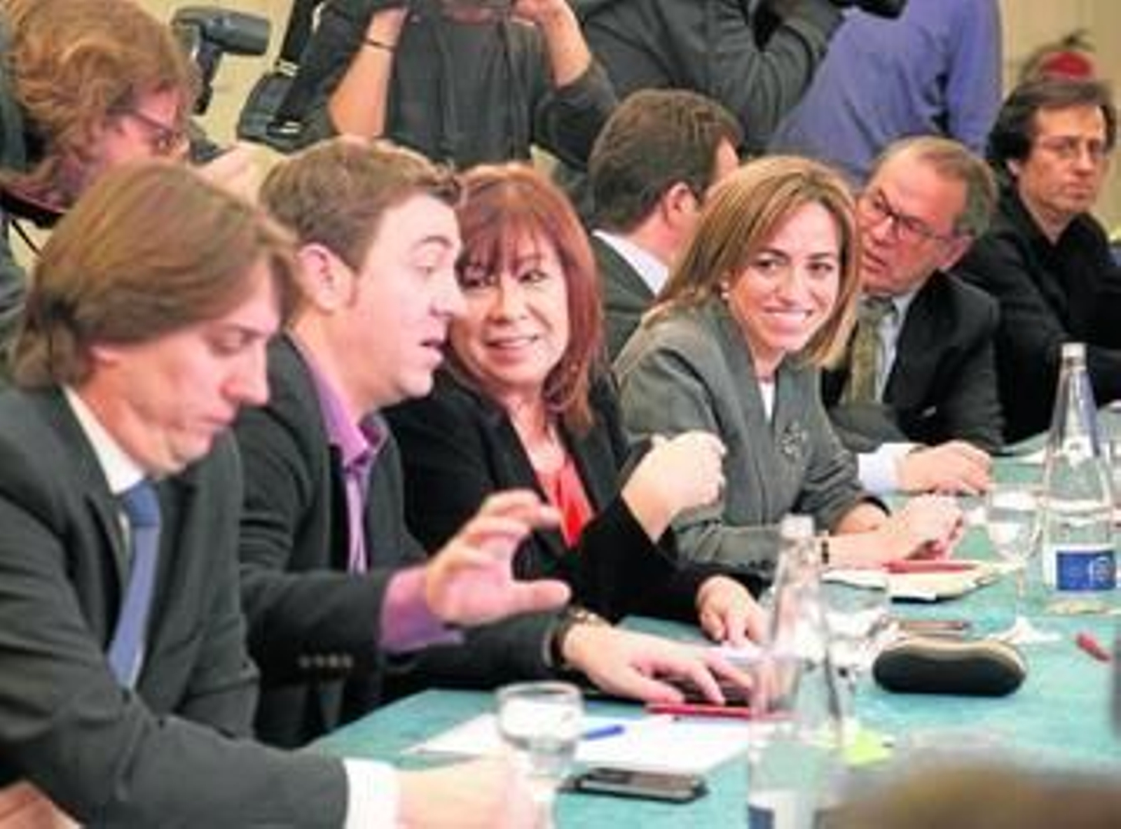 Carme Chacón y Cristina Narbona, durante la reunión mantenida ayer con otros líderes del PSOE para presentar el manifiesto regenerador.