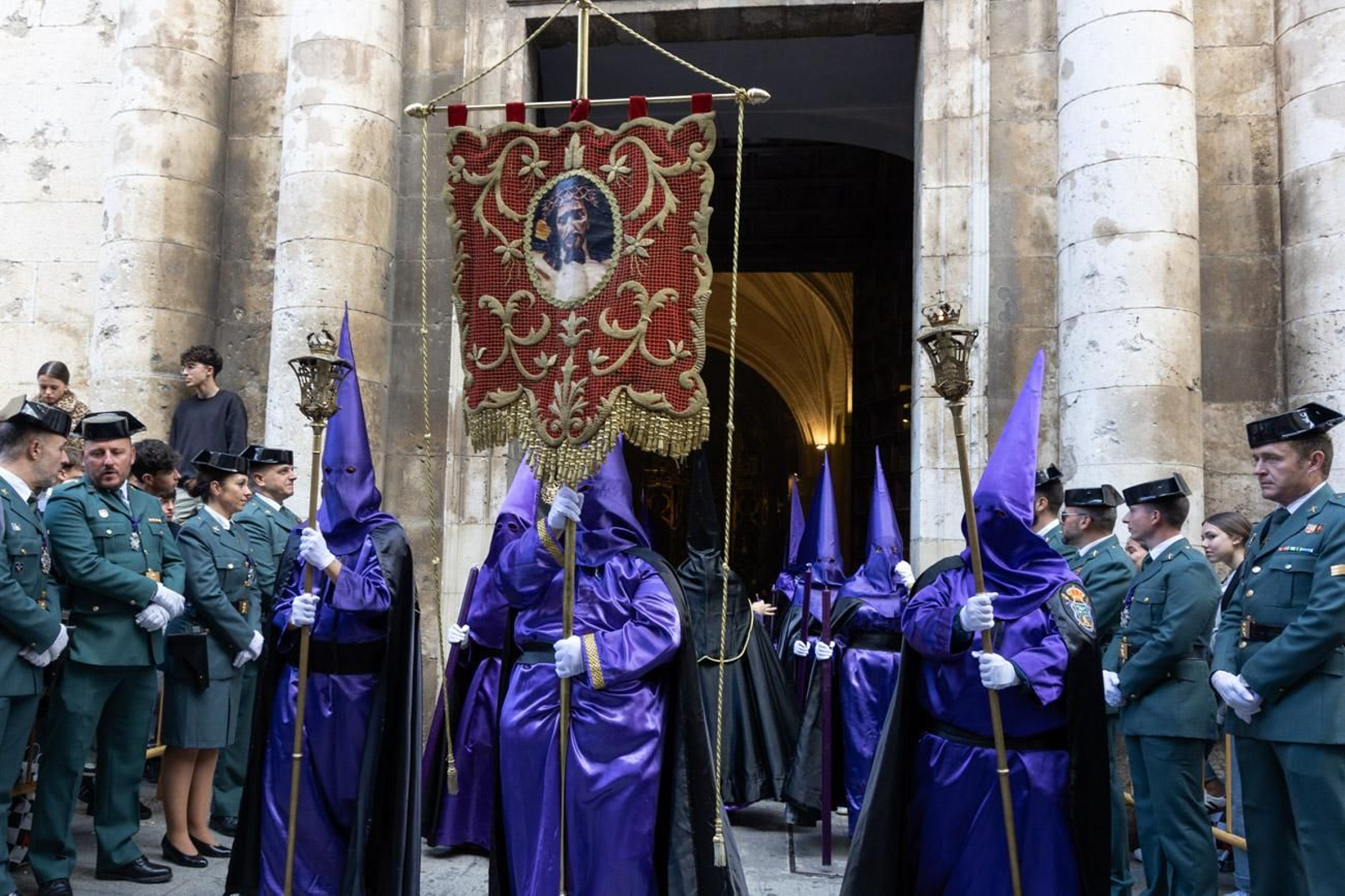 Las cofradías de la Vera Cruz, Expiración y Gran Poder lucen sus cortejos en la calle