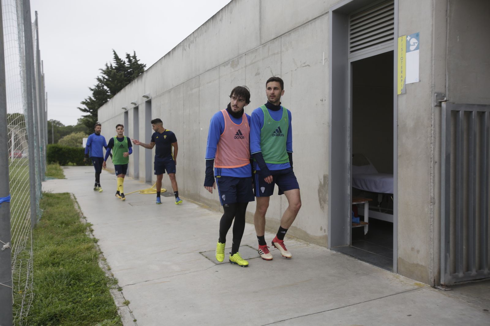 Eugeni (en primer término junto a Kecojevic) y Jona (detrás) abandonan el campo de entrenamiento.