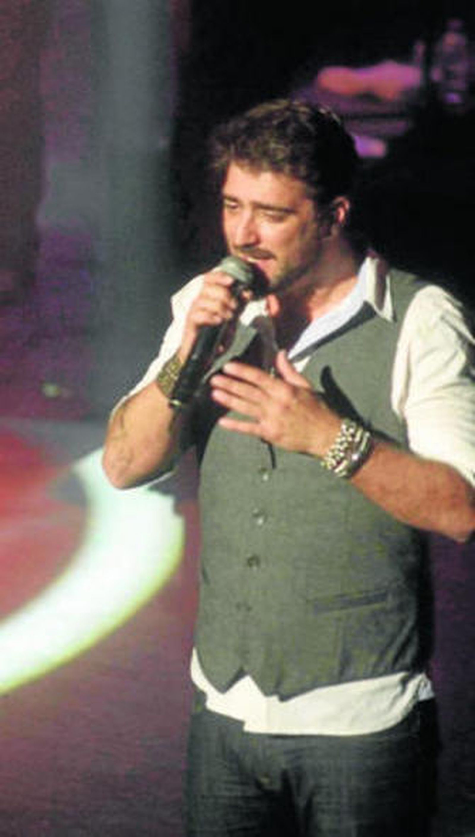 Antonio Orozco durante su concierto en Roquetas.