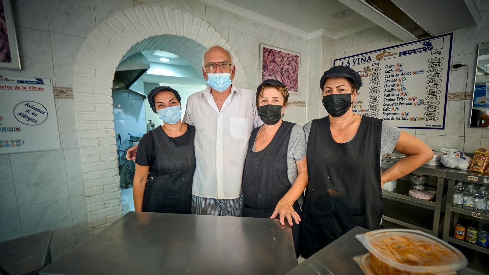 El personal de Marisquería La Viña en una foto que suena a despedida.