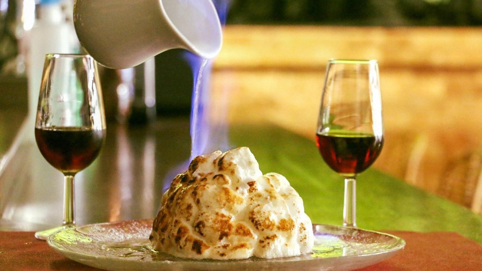 Versión del Souflé Alaska, flambeado con Cointreau, con base de Carrot Cake , Helado Portobello y Berries