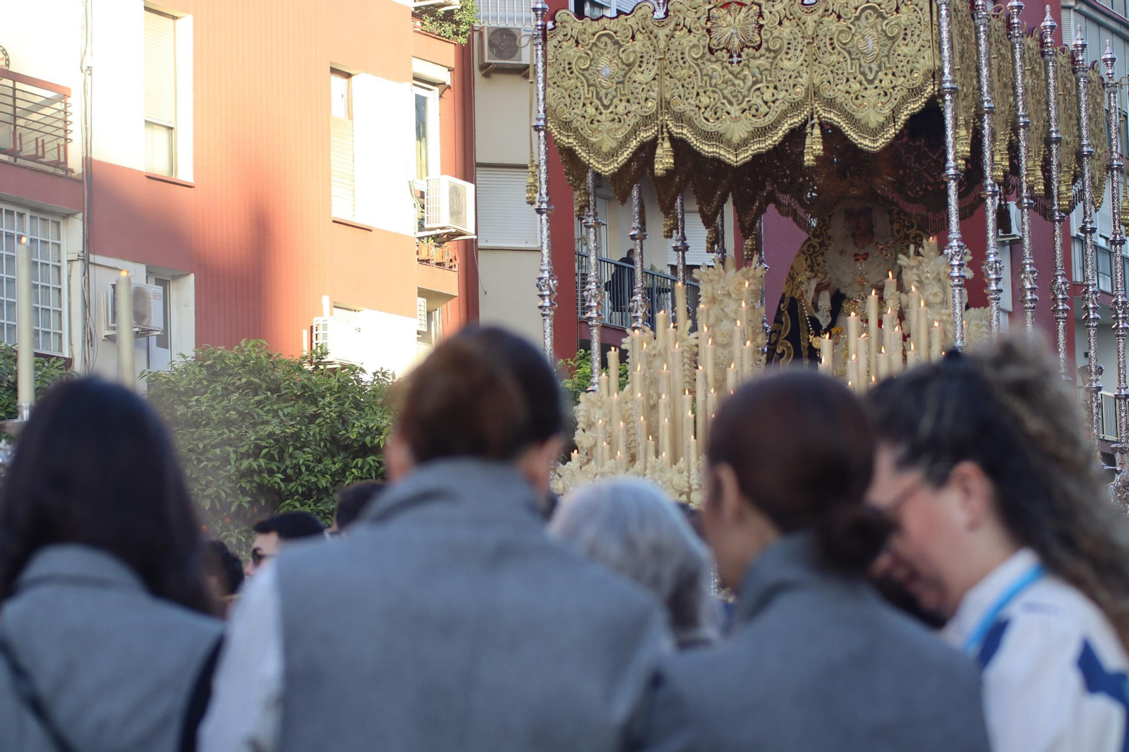 La salida de la hermandad de San Pablo desde el Santuario de los Gitanos