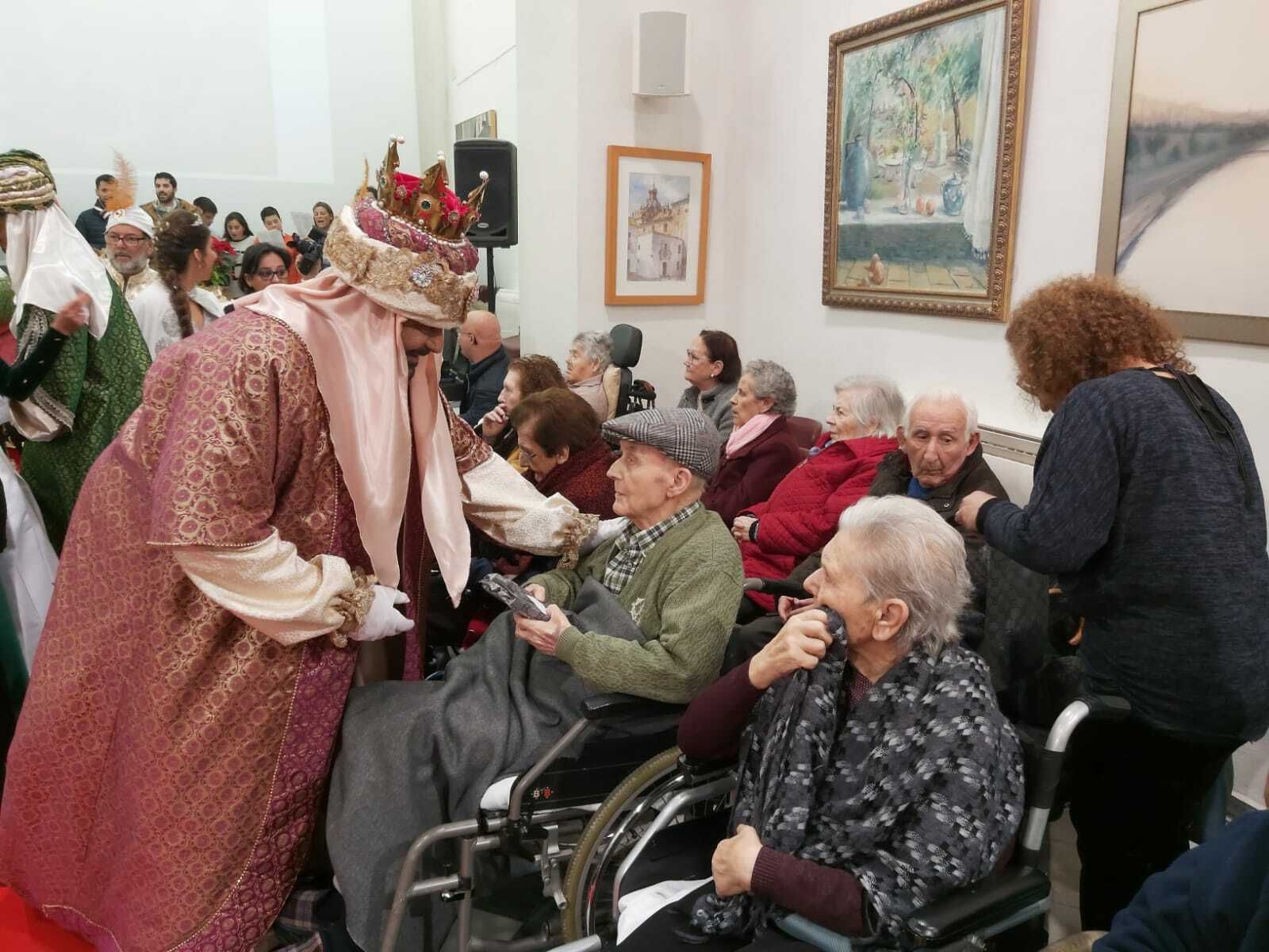 Los Reyes visitan a los ancianos en Carmona.