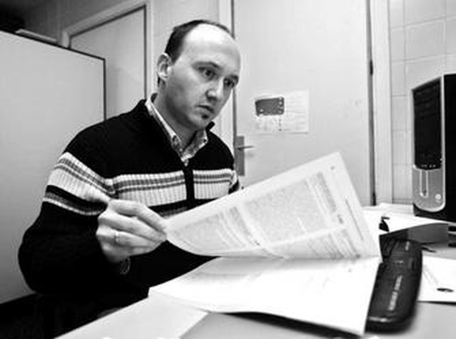 El biólogo José Manuel Lozano, revisando algunos documentos.