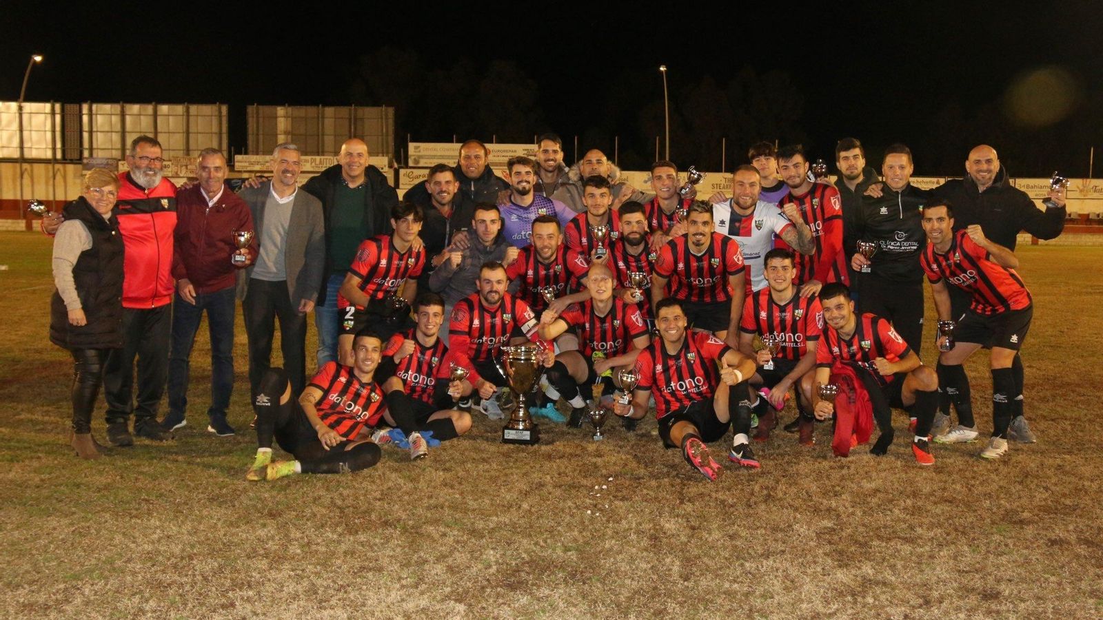 Zafra celebra junto a sus compañeros el título de campeón provincial de la Copa Andalucía.