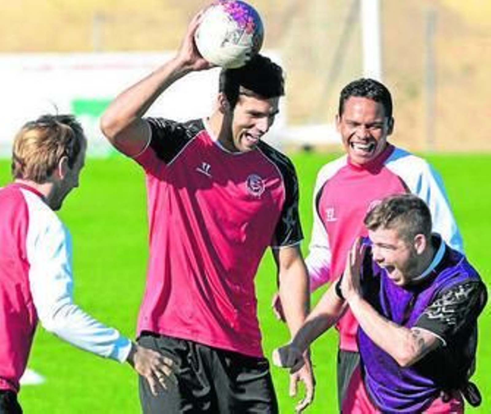 Fazio, Rakitic y Bacca bromean con Alberto Moreno.