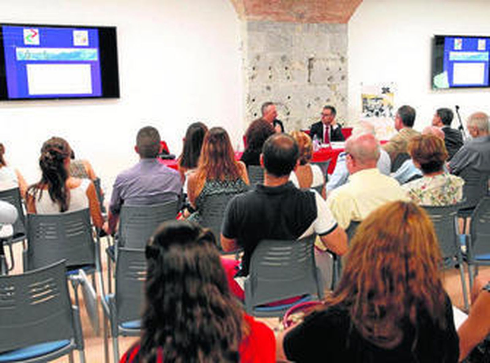Ruiz Boix y Martín Guillermo, durante la mesa de trabajo sobre la AECT, ayer en la Universidad de Gibraltar.