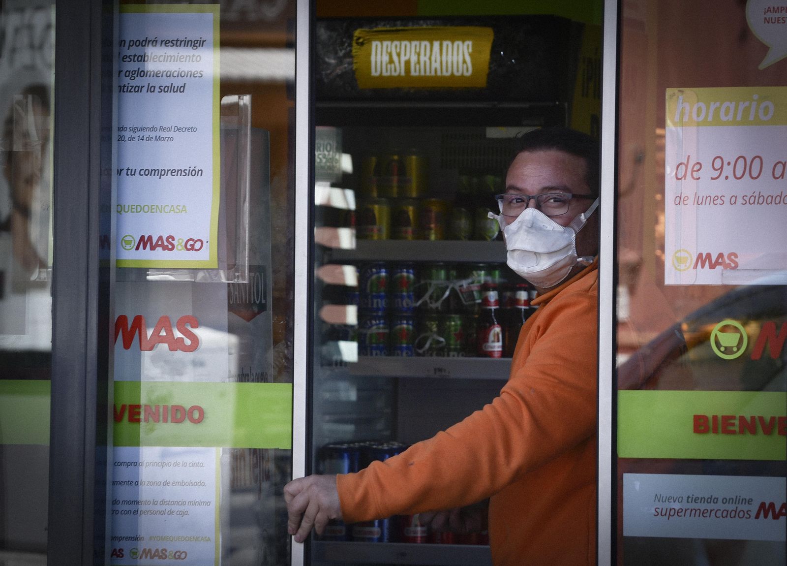 Un empleado de un supermercado de Sevilla.