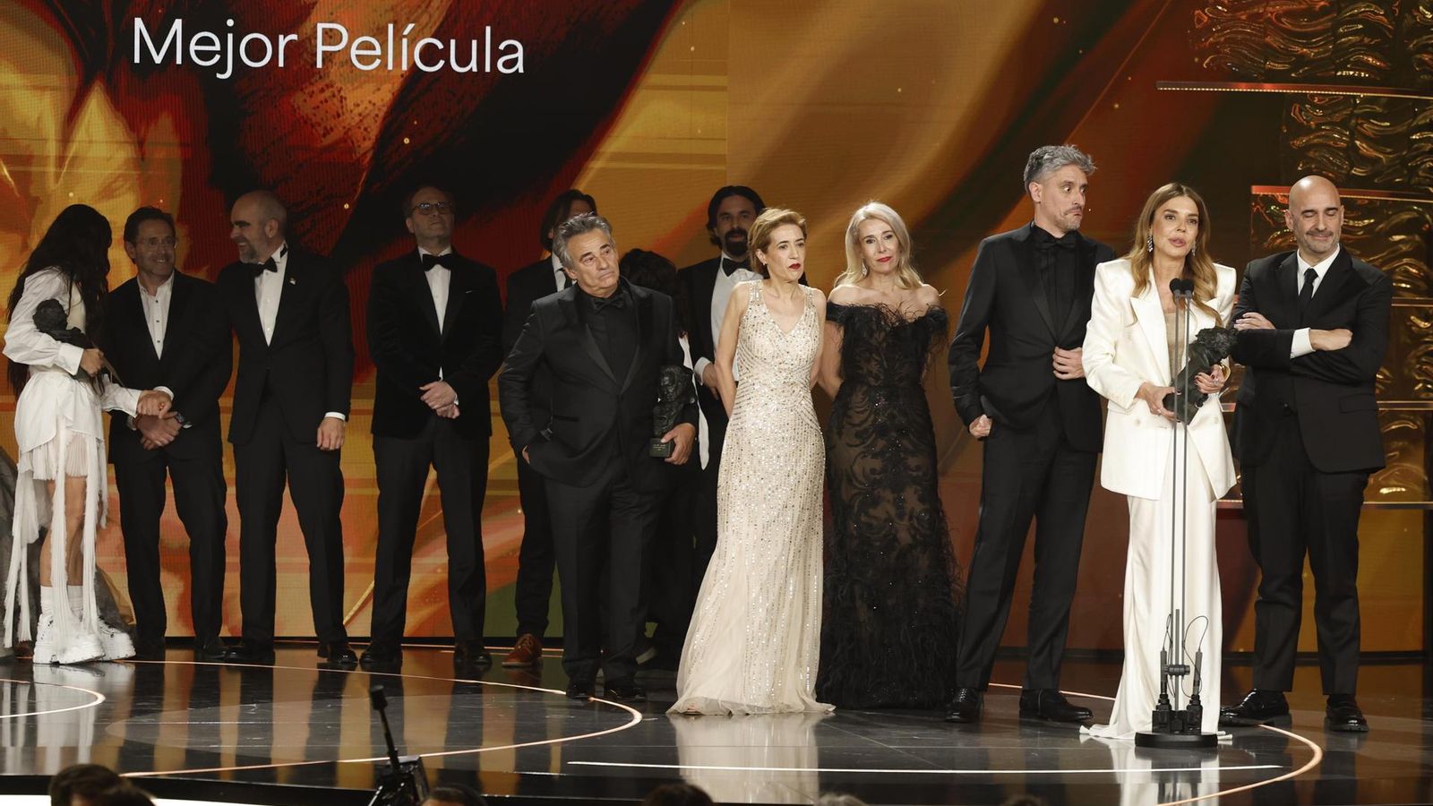 Los equipos de la películas ´El 47´ y ´La Infiltrada´ tras recibir el Goya ex aequo a la ´Mejor película´