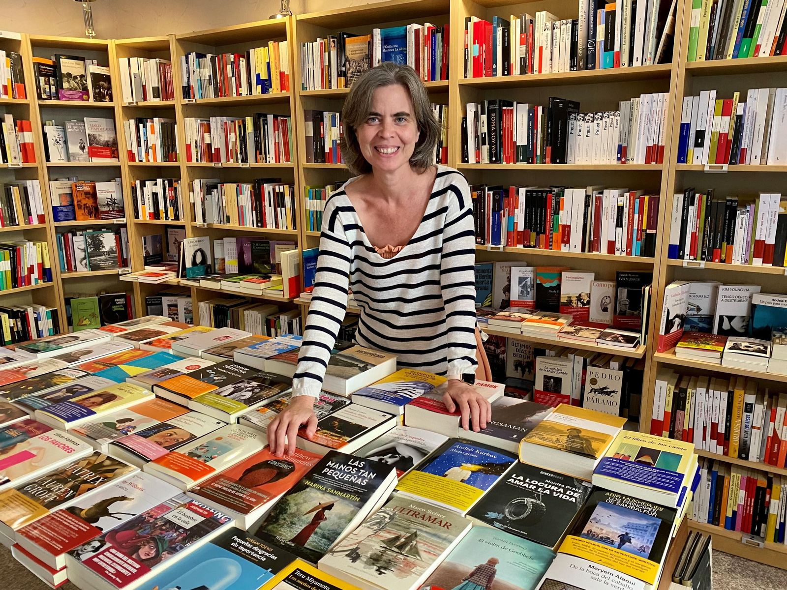 Marina Sanmartín en su librería Cervantes y Compañía