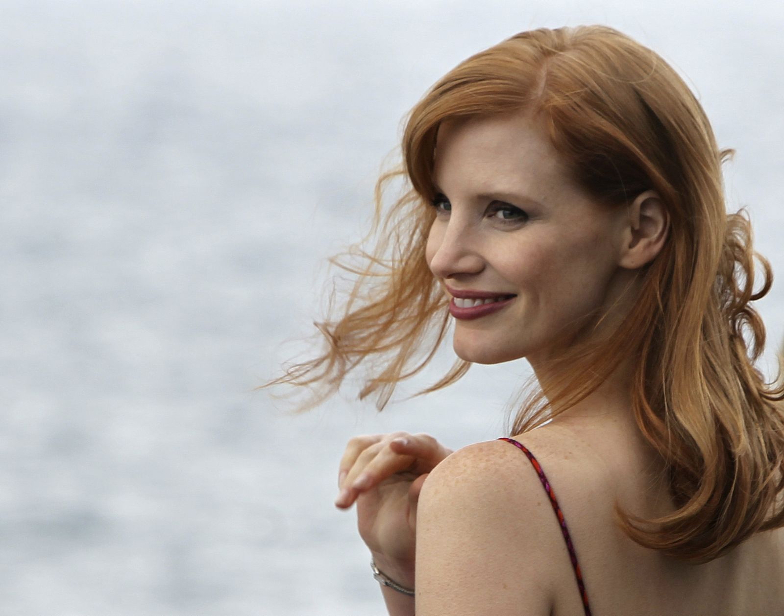 Jessica Chastain luce su cabello con ondas naturales.