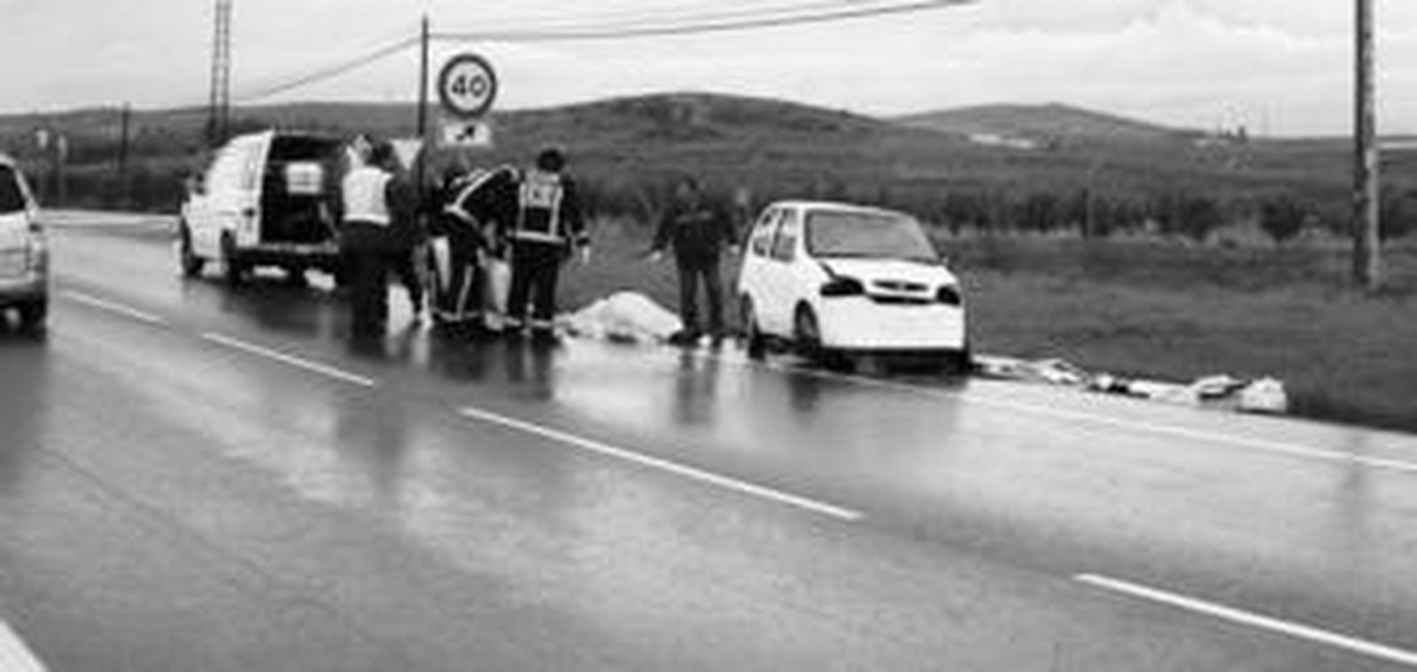 Actuación de la Guardia Civil y los bomberos tras el accidente de tráfico ocurrido en la N-432.