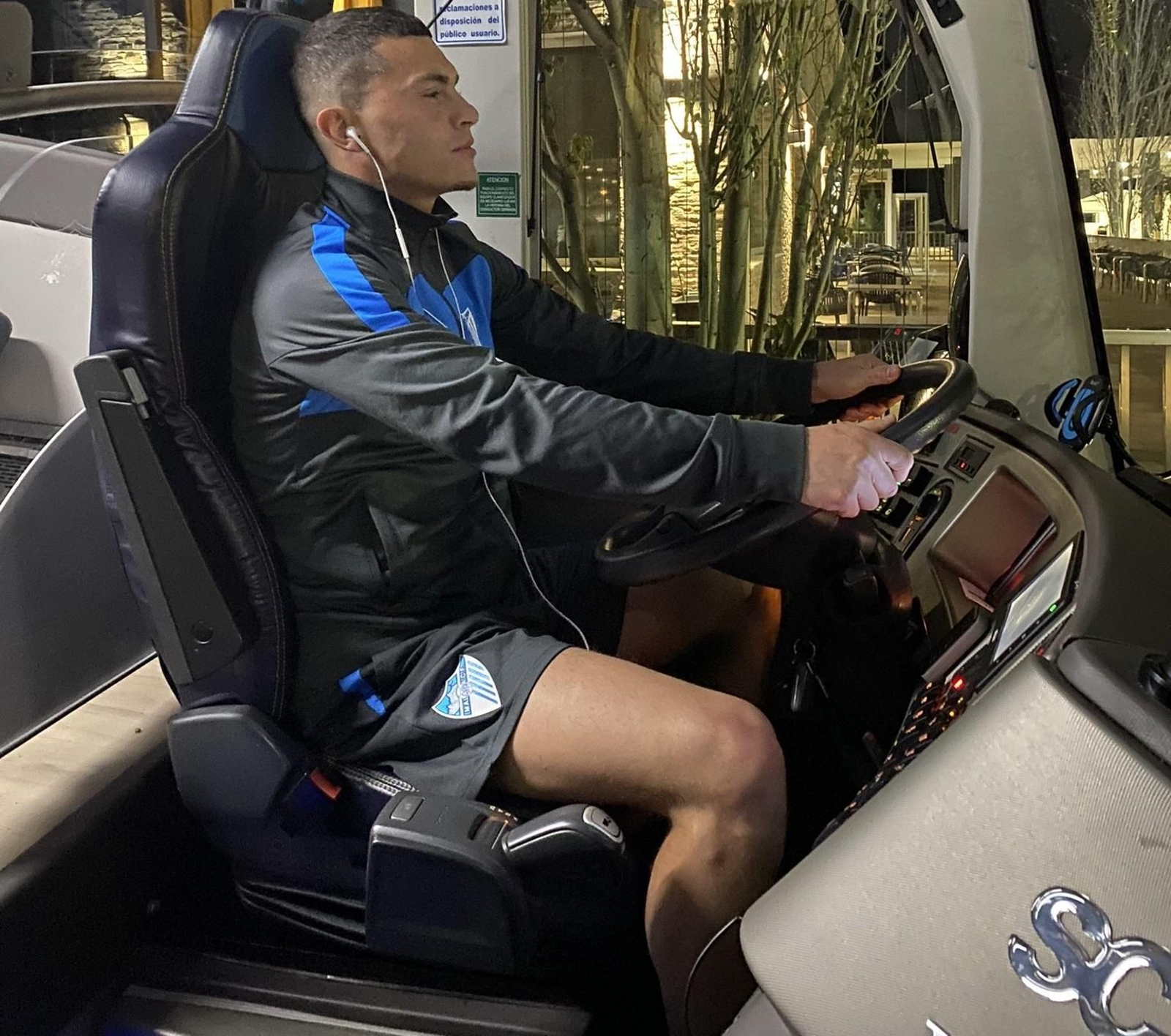 Yanis Rahmani, en el autobús del Málaga.