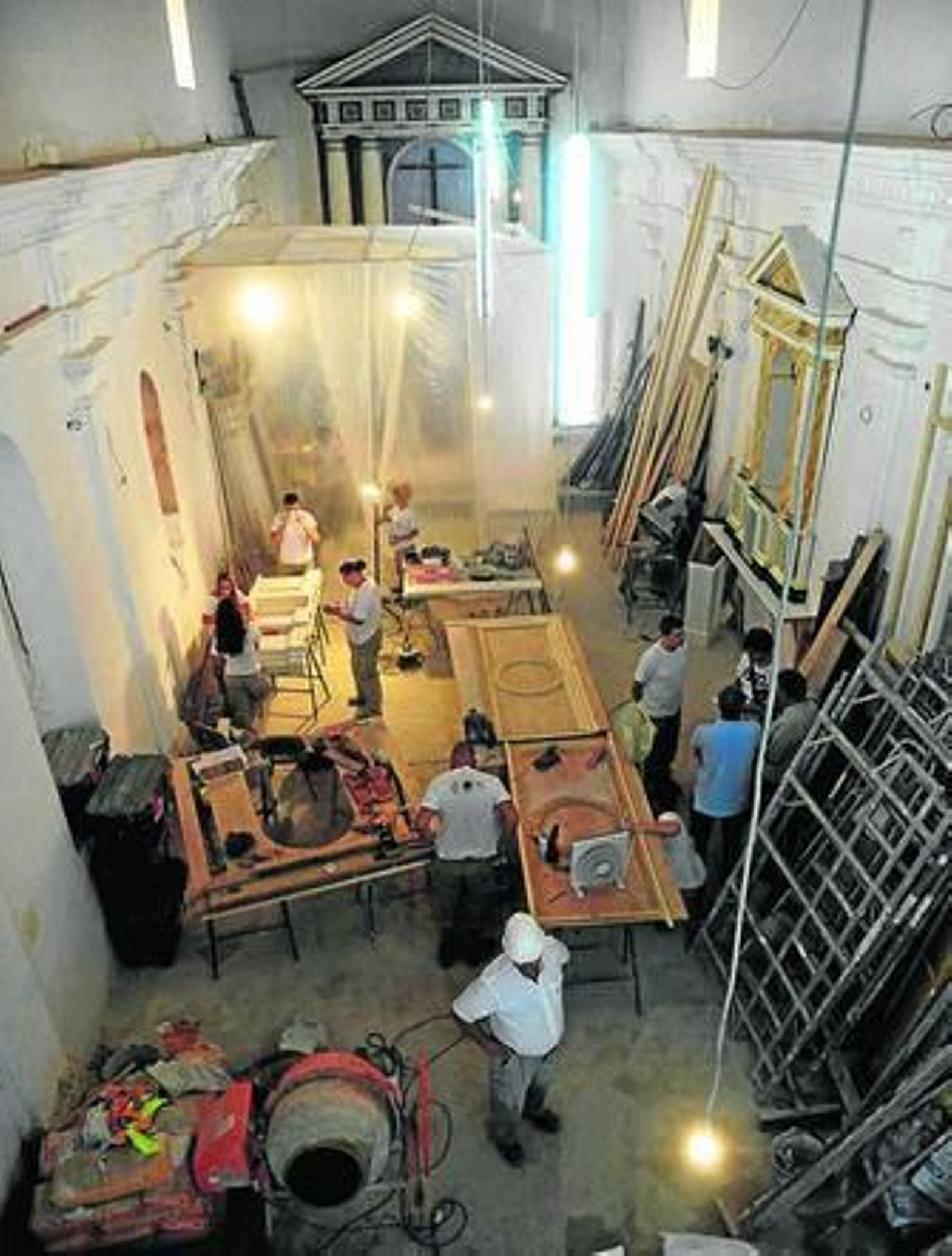 1. Los miembros de la escuela-taller Cristo Viejo tratando la madera de los retablos del templo. 2. Vista general del interior de la capilla, habilitada como taller mientras duren las obras de recuperación. 3. Albañiles trabajando frente a la fachada, que presenta al descubierto la piedra ostionera original tras las intervenciones oportunas.