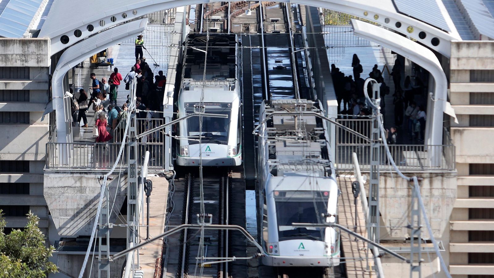 Viajeros en la estación del Metro de Sevilla de San Juan Bajo.