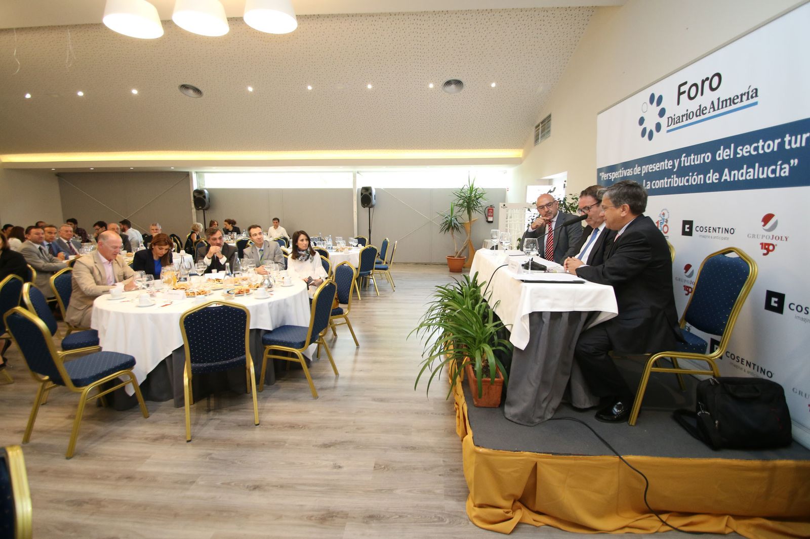 Las imágenes del Foro con el presidente de CEHAT