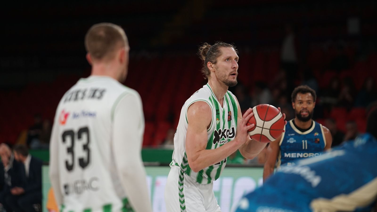 Kaspars Berzins lanza un tiro libre en el partido contra el Hestia Menorca.