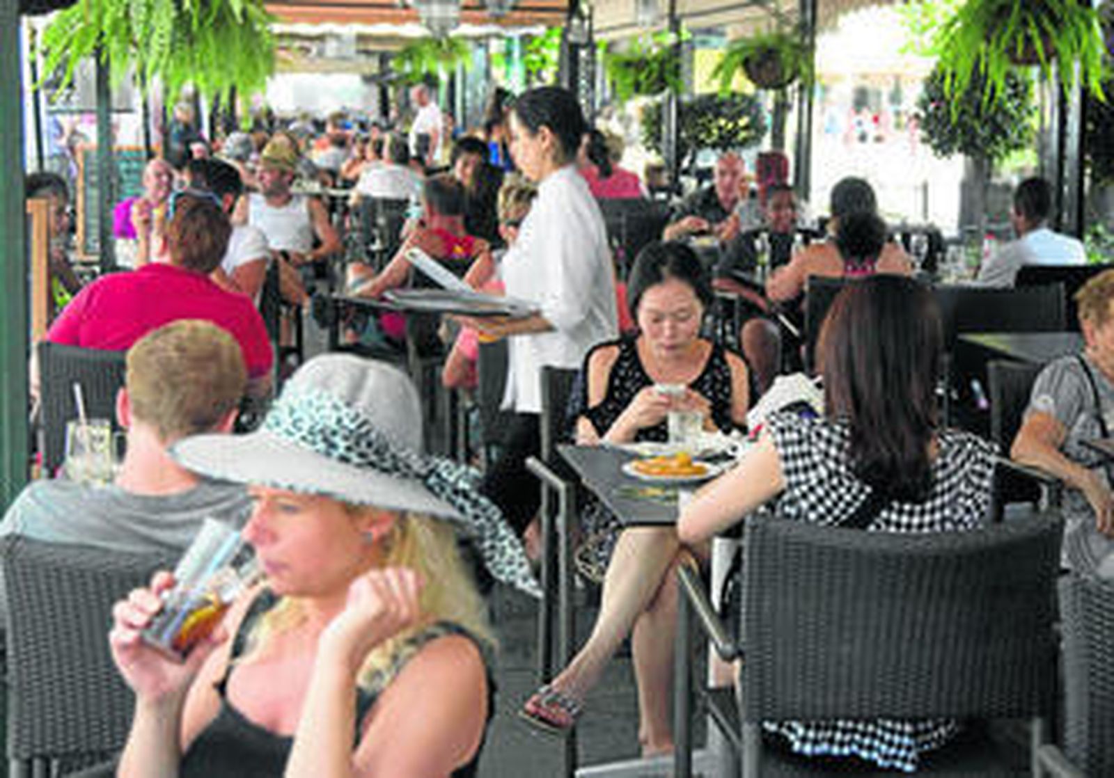 La crisis ha obligado a muchos hosteleros a reducir los precios para seguir llenando sus locales.